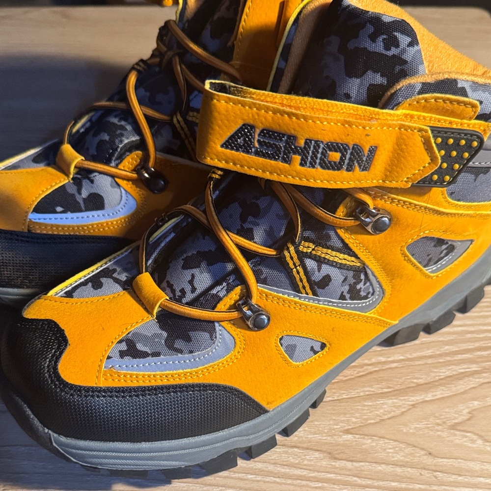 Unisex adult Orange and Black Hiking Boots size EUR 40/mens 7.5-8/womens 9
